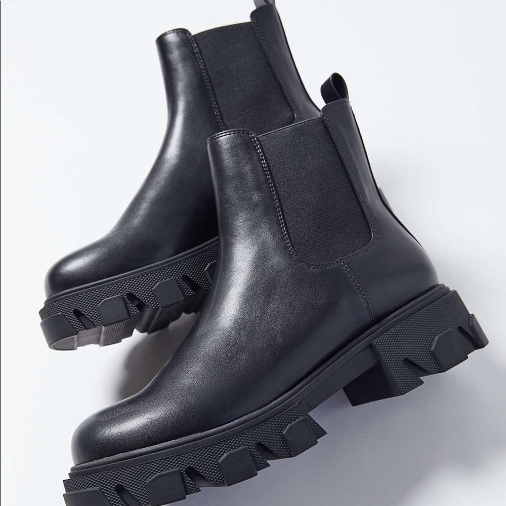 URBAN OUTFITTERS CHUNKY ANKLE BOOTIES
